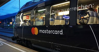 Mastercard: Mieszkańcy miast chcą płacić kartą także za transport
