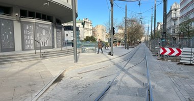 Poznań. Łuku tramwajowego przy Okrąglaku ciągle nie ma. Jest bruk