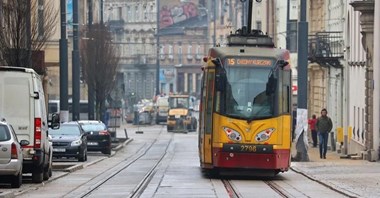 Łódź: Kierowcy nauczyli się parkować przy torowisku. Ale nie wszyscy