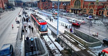 Gdańsk. Przystanki przy Dworcu Głównym dostępne z dołu i z góry