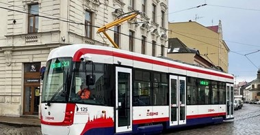 Ołomuniec: Pierwszy nowy tramwaj EVO 1/o wyjeżdża na tory. Zjeżdżają Astry