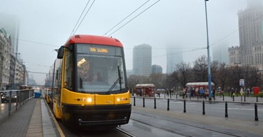 Warszawa: Rozerwany tramwaj na Placu Narutowicza – Tramwaje Warszawskie tłumaczą co się stało